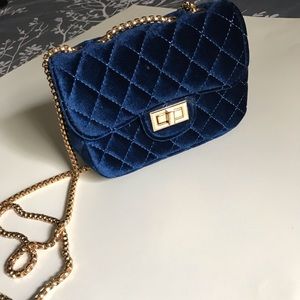 Trendy purse with gold chain strap